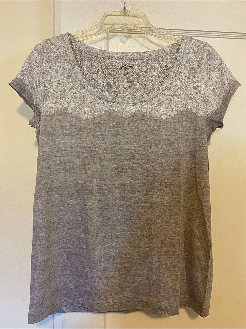🎀 5/$20 🎀 Loft lightweight casual grey t-shirt size medium